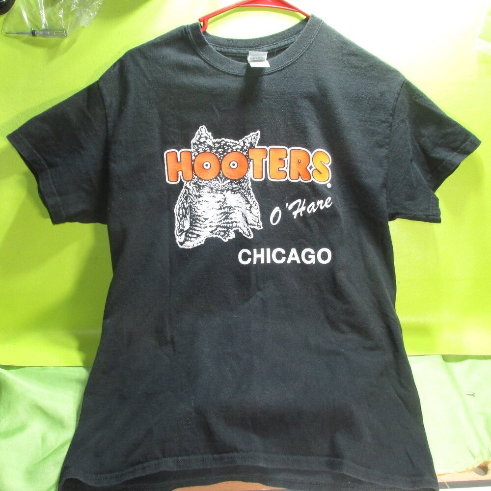 Vintage Hooters Ohare Chicago T Shirt Size MED Mens Great Shape!